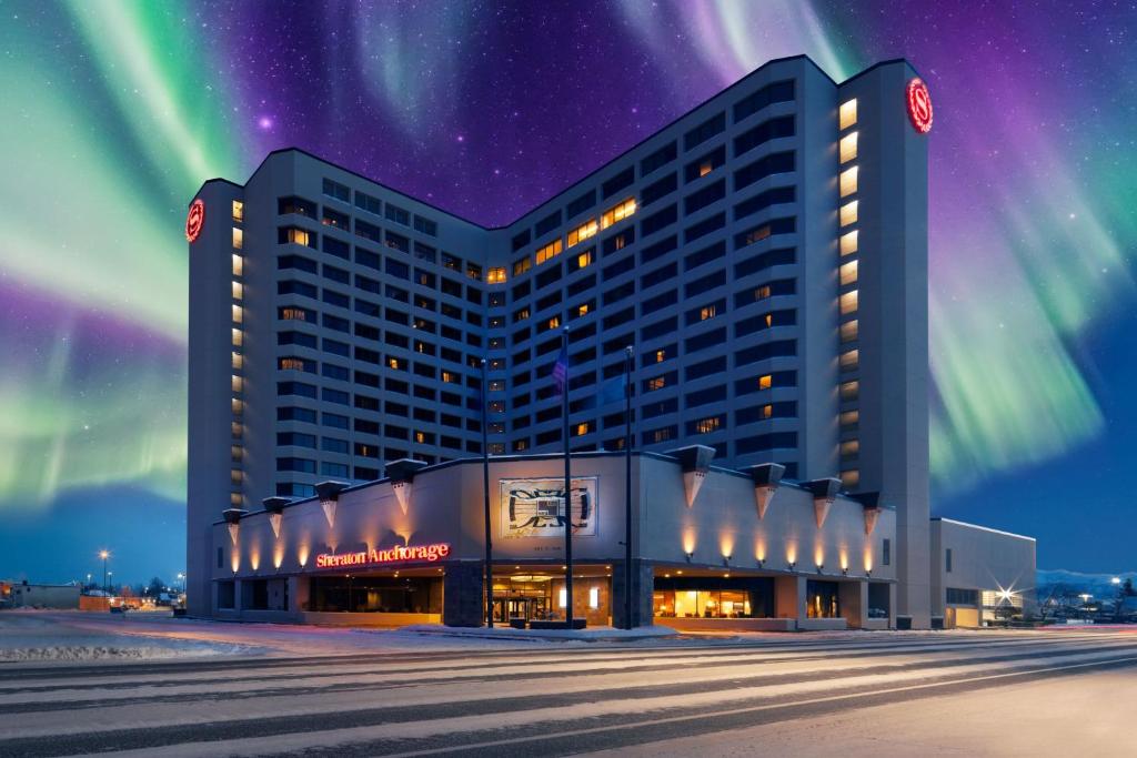 安克雷奇Sheraton Anchorage Hotel的天空中光明 ⁇ 的旅馆