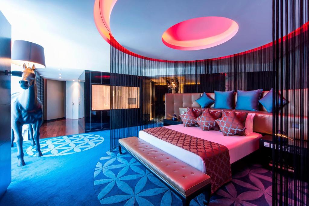 多哈W Doha的一间卧室配有一张红色和蓝色的床