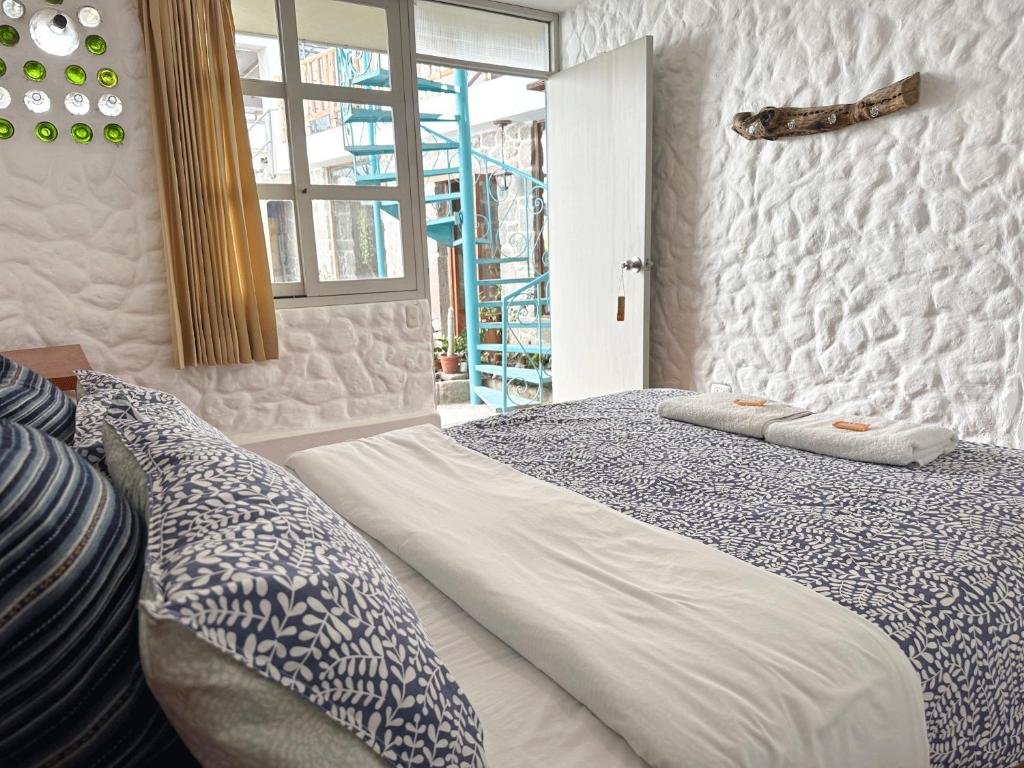 卡瓦纳科德Homestay Pachamama的一间卧室配有一张大床和枕头