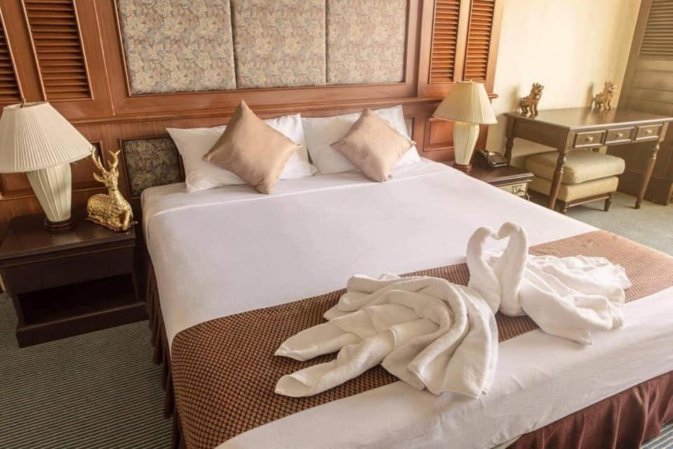 南邦Lampang Wieangthong的酒店客房,配有带两条毛巾的床