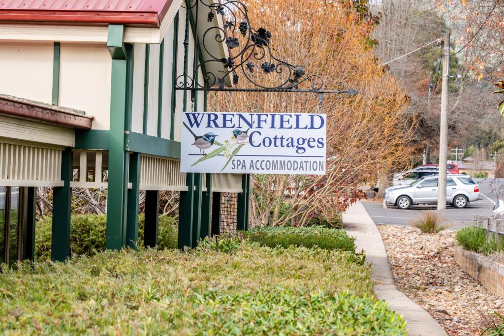 马里斯维尔Wrenfield Cottages的建筑物一侧的雷菲尔德学院的标志