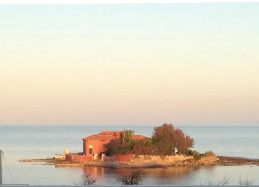 马尔扎梅米Mansarde Marzamemi的水中的岛屿,上面有一座建筑