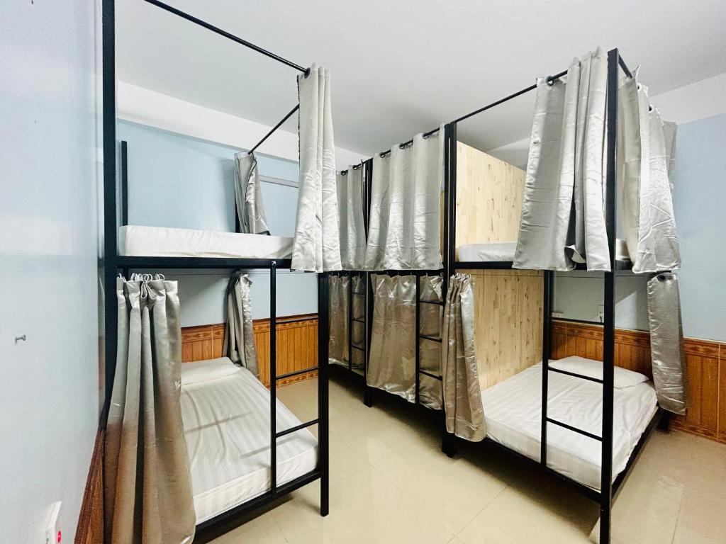 河江Majestic Hostel - Tour & Motorbike Rental的一间房间,设有三张双层床
