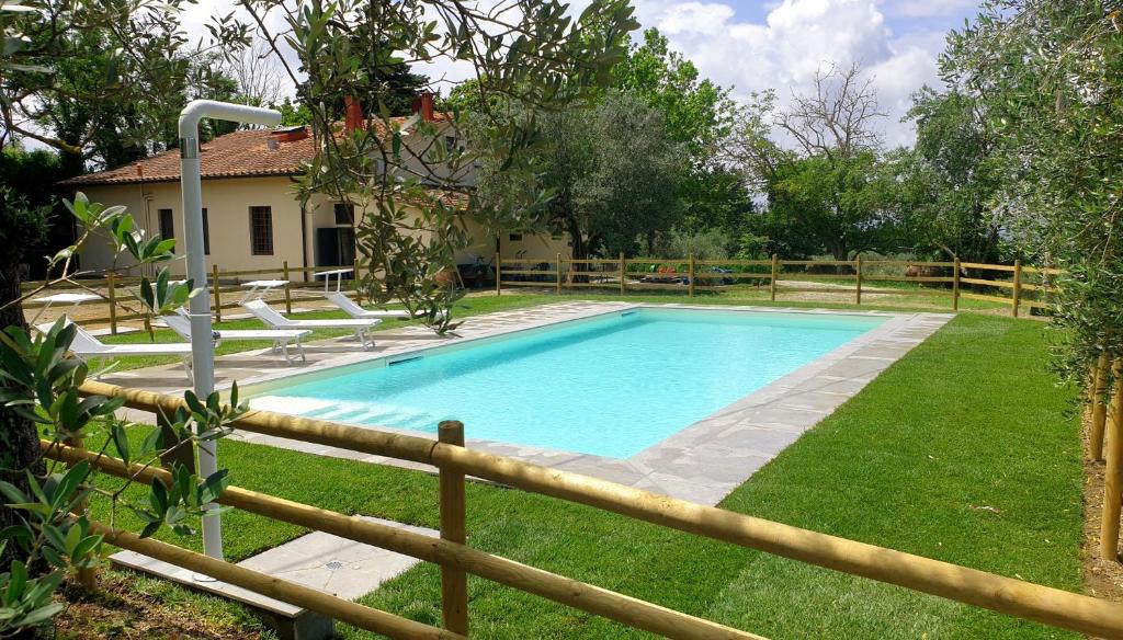 佛罗伦萨Il Sottolo的围栏旁的院子内的游泳池