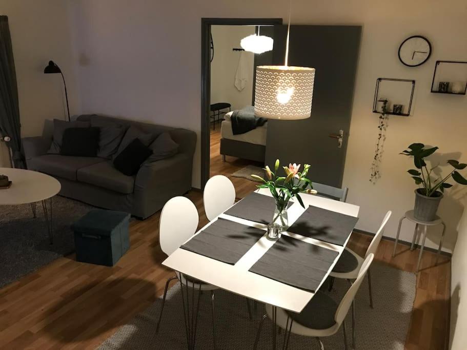 玛丽港Fräsch centrumlägenhet!的客厅配有白色的桌子和椅子