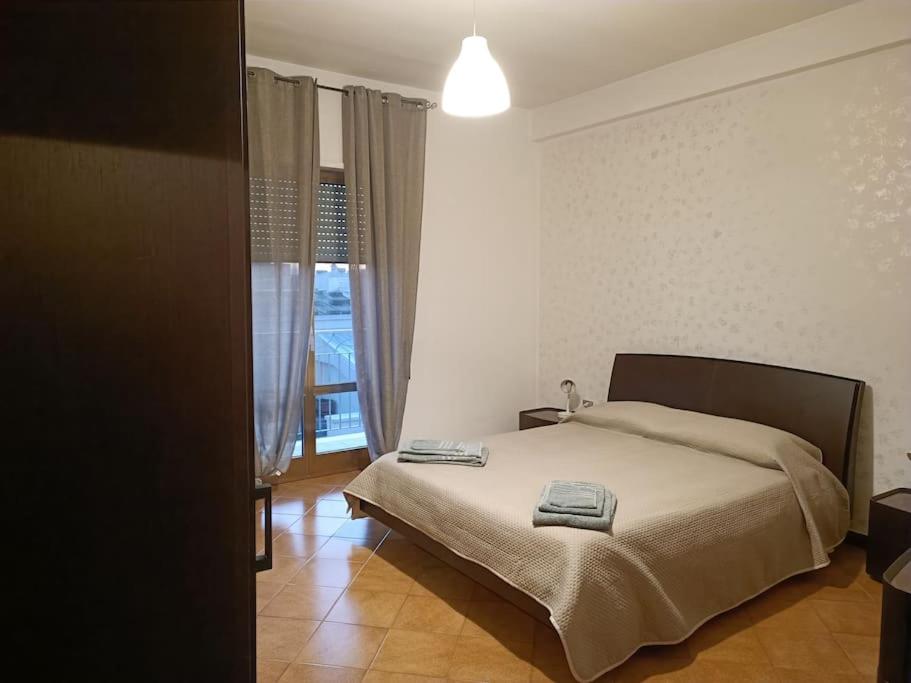 拉泰尔扎appartamento Alleria的一间卧室设有一张床和一个大窗户