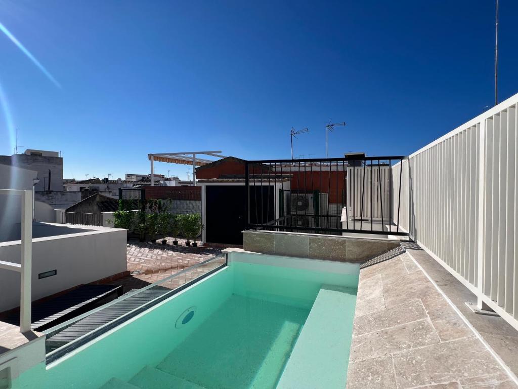 科尔多瓦Arcos de Medina - Apartamentos premium的建筑物屋顶上的游泳池