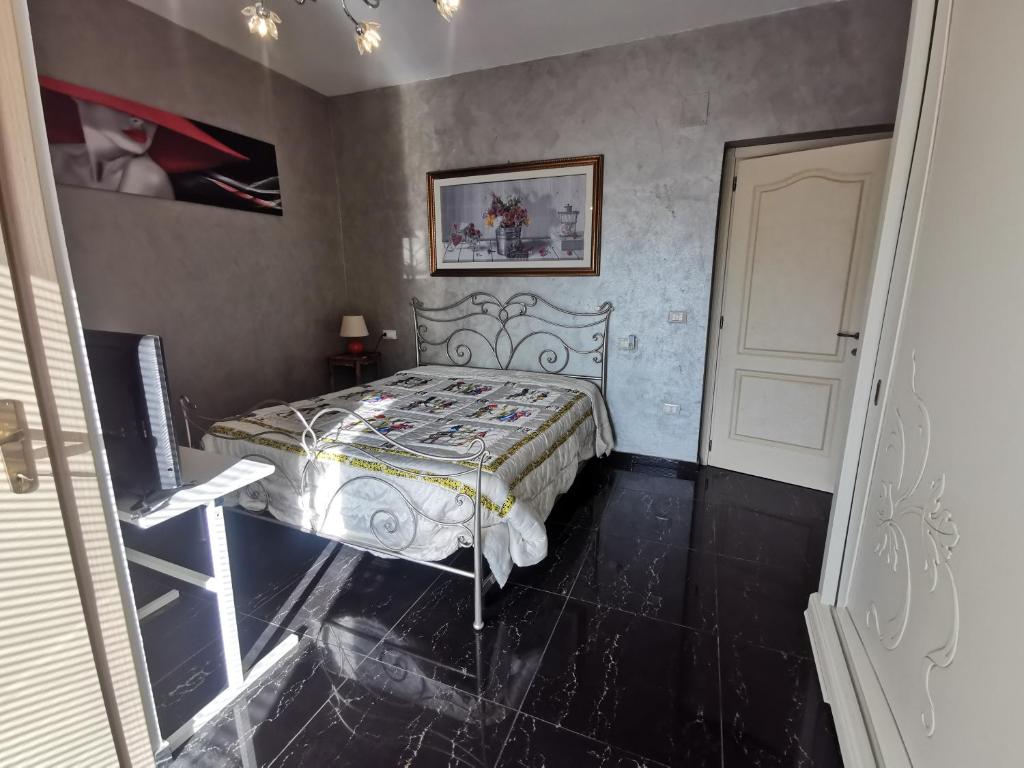 兰恰诺La Luna's Home的卧室位于客房的角落,配有一张床