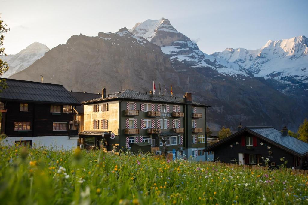 米伦Hotel Drei Berge的一座满是鲜花的山地酒店