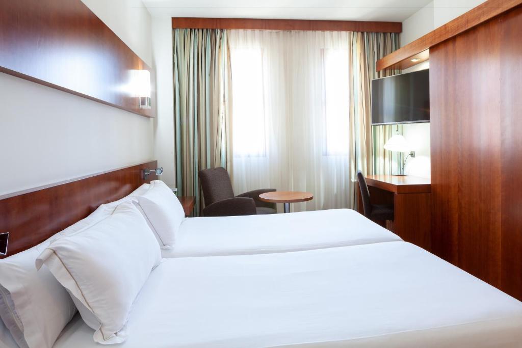 韦尔瓦韦尔瓦理事酒店的酒店客房设有两张床和电视。