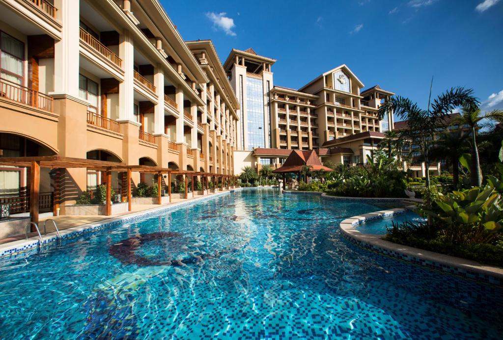 万象湄公河畔地标酒店的一座建筑物中央的游泳池