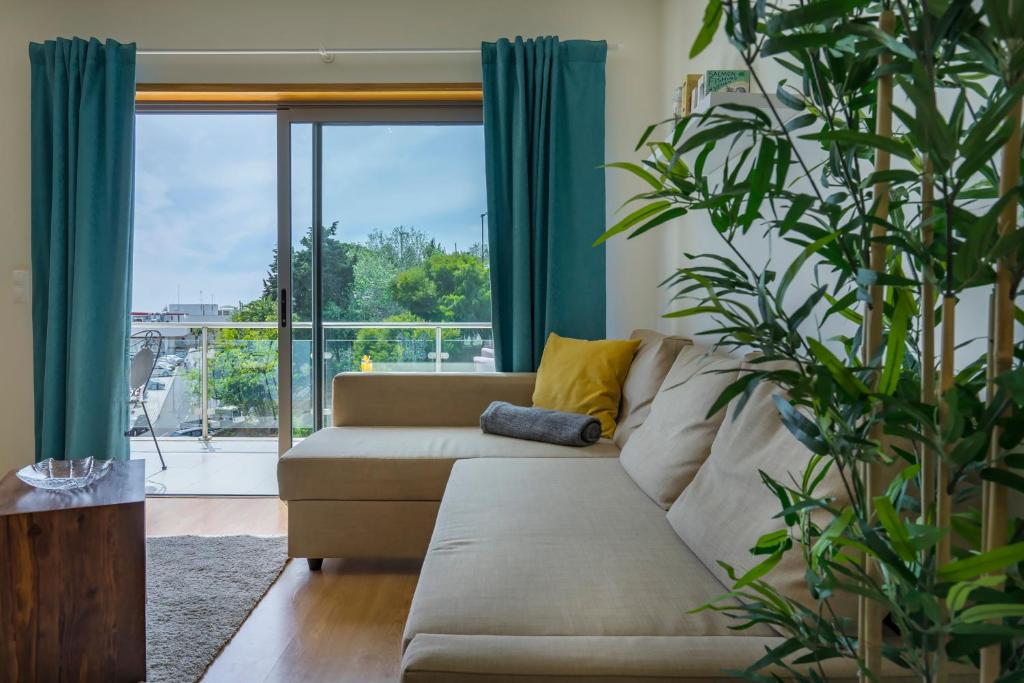 塞辛布拉Sesimbra Prime Apartment by be@home的带沙发和大植物的客厅