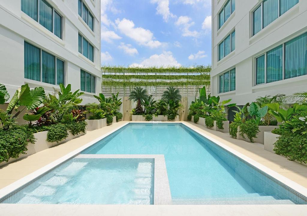曼谷素坤逸10中心点酒店的大楼前的游泳池