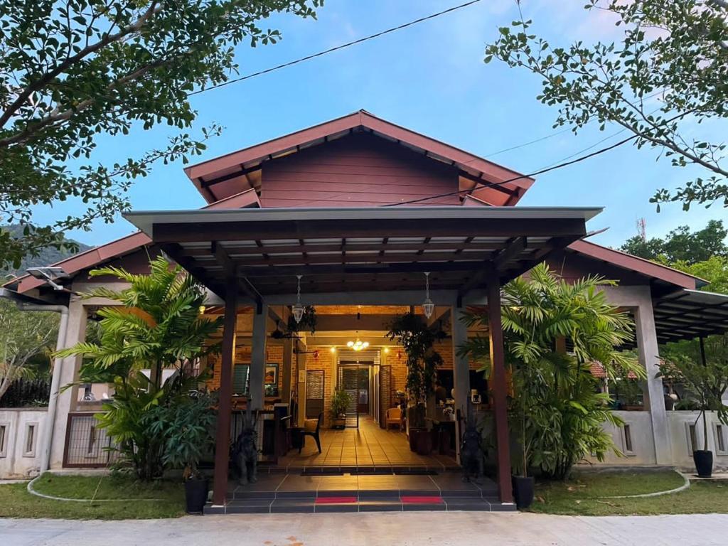 邦咯Pangkor Nature View House的一间有 ⁇ 帽屋顶的房子