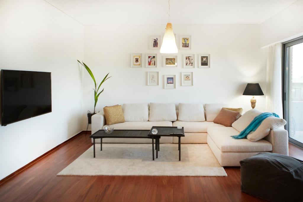 雅典Luxury Apartment with Exceptional View的白色的客厅配有沙发和桌子