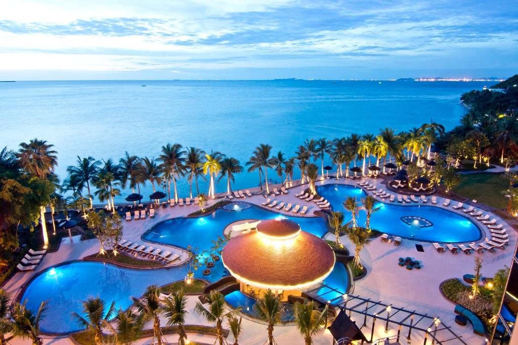南芭堤雅Royal Wing Suites & Spa Pattaya的享有度假村游泳池的空中景致