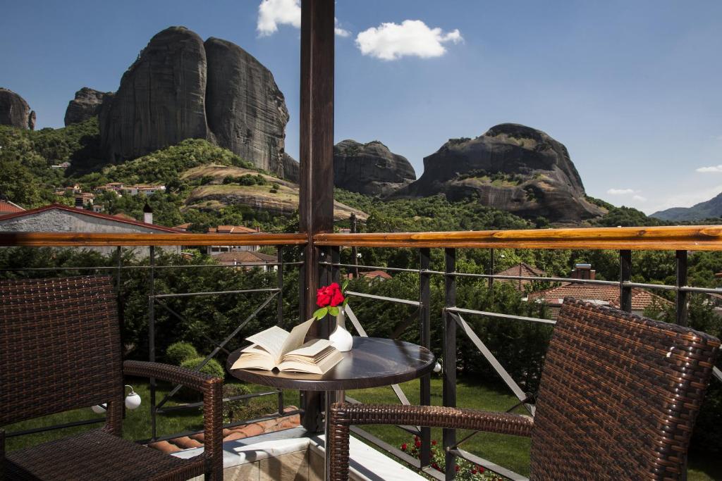 卡兰巴卡迈特奥雷迪斯酒店的山景阳台上摆放着鲜花和书籍的桌子