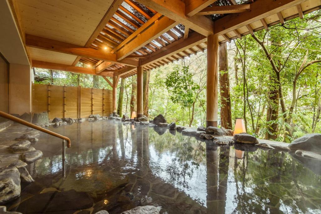 加贺Shirasagiyu Tawaraya的一座带木制天花板的房子里的一个水池