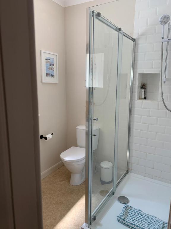 威克哈伯夸伊度假屋的一间带卫生间和玻璃淋浴间的浴室