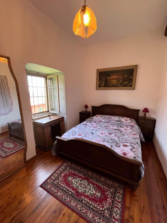 MasseranoBorgo Antico di Masserano tra laghi e monti的卧室配有一张床,地板上铺有地毯