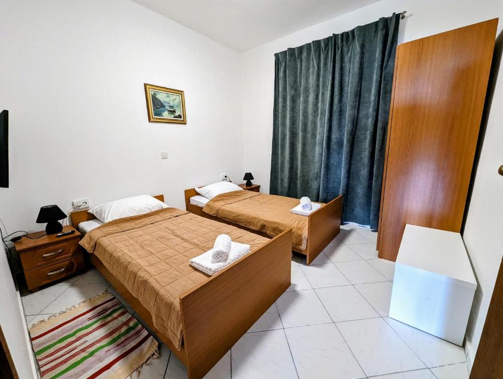 克鲁塞沃Marija Apartments的酒店客房设有两张床和窗户。