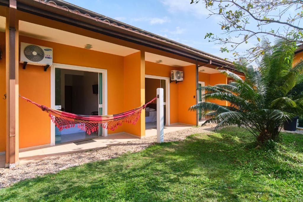 乌巴图巴Pousada Villa Piemonte的前面有红色绳子的橙色房子