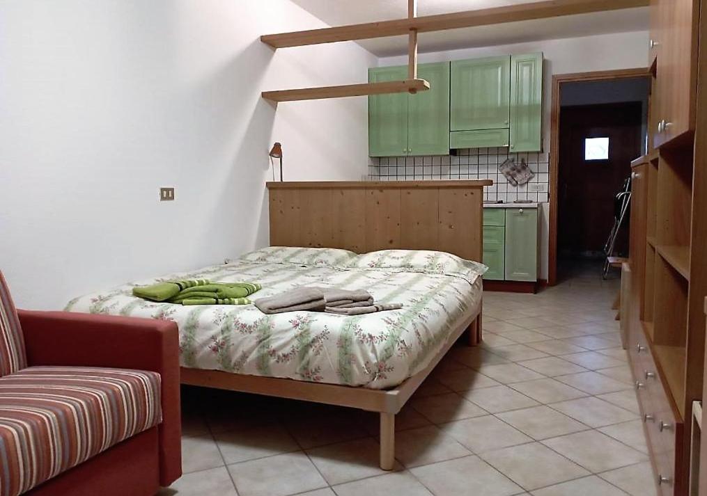 瓦尔迪索托THE LITTLE NEST的一间卧室配有一张带绿柜的床