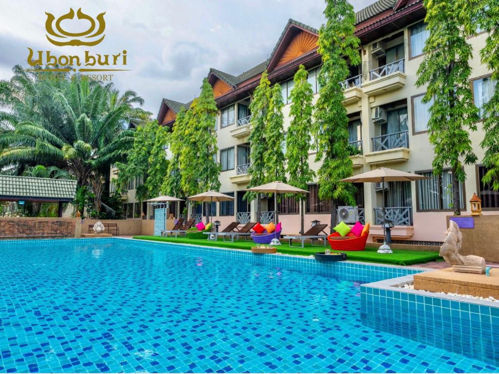 乌汶Ubonburi Hotel的大楼前设有游泳池的酒店