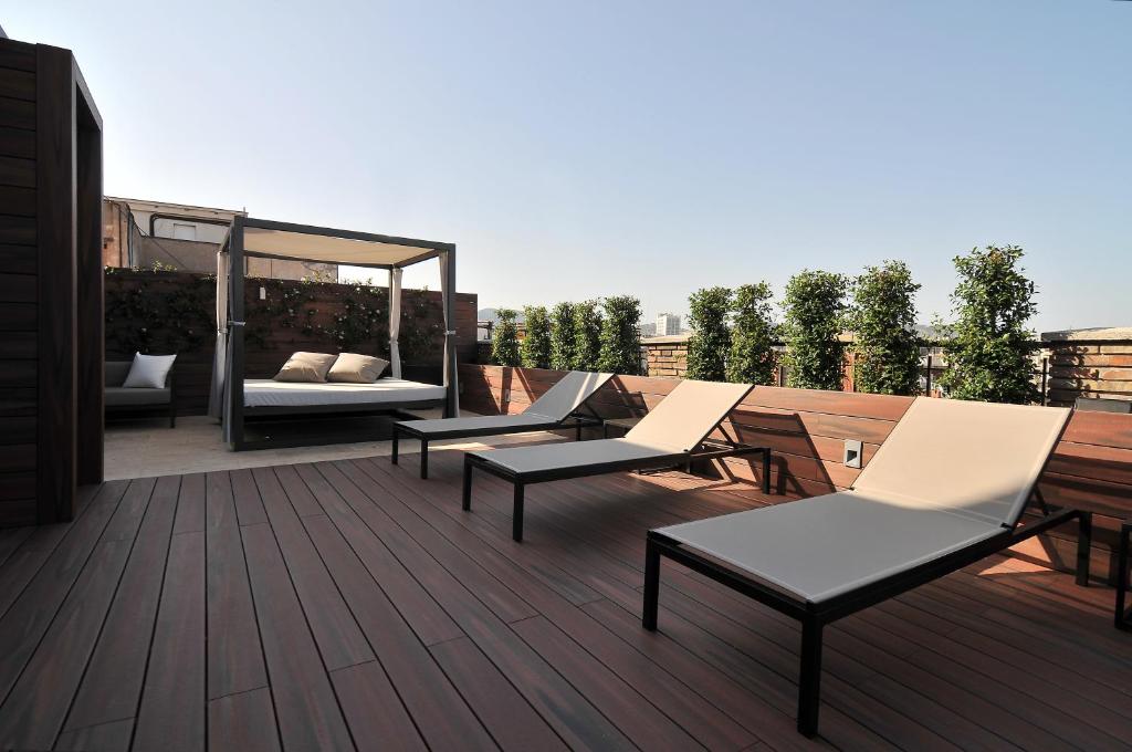 巴塞罗那U232酒店的一个带椅子的屋顶甲板和凉亭