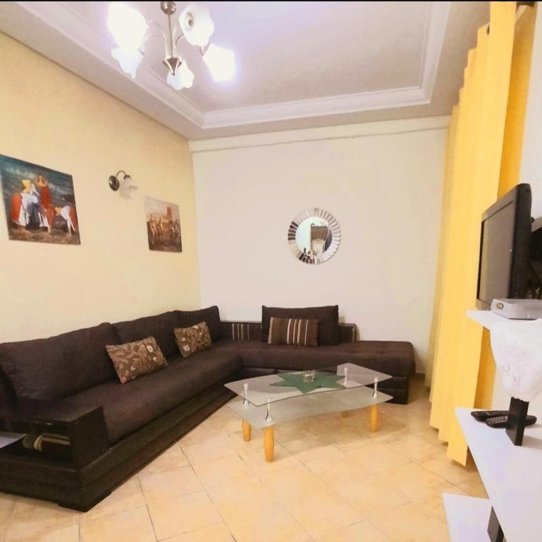 卡博尼格洛Lovely Apartment in CABO, RIVIERA BEACH的带沙发和咖啡桌的客厅