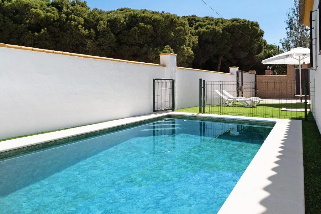 罗切Casa Paqui 3的后院的游泳池,有白色的墙壁