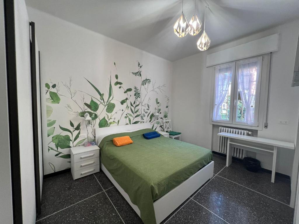 博洛尼亚Dimora Sterlizia zona Fiera S Donato的一间卧室配有一张带绿床罩的床