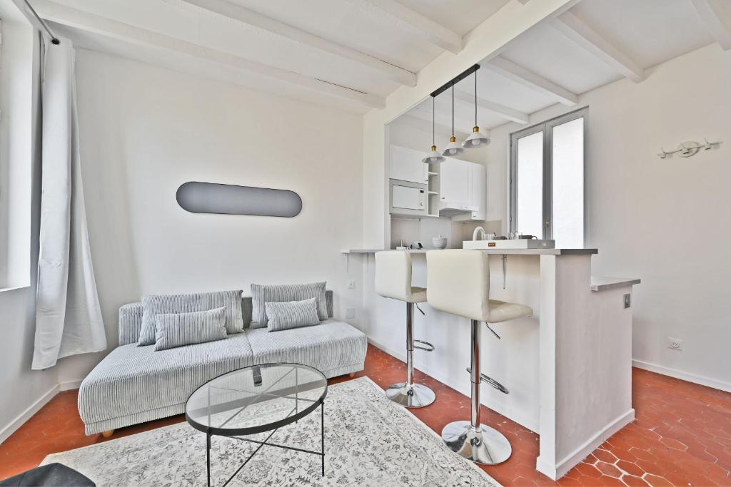 阿维尼翁Au Roi RENE - AC CLIM - WIFI的白色的客厅配有沙发和桌子