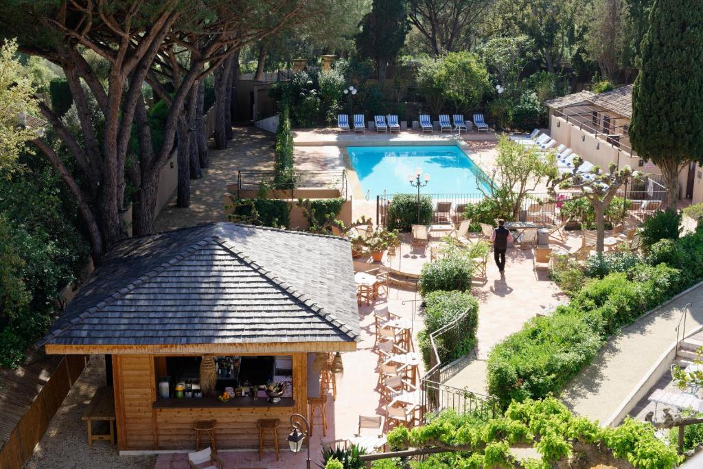 圣特罗佩菲尔姆酒店的享有带游泳池的度假村的顶部景致