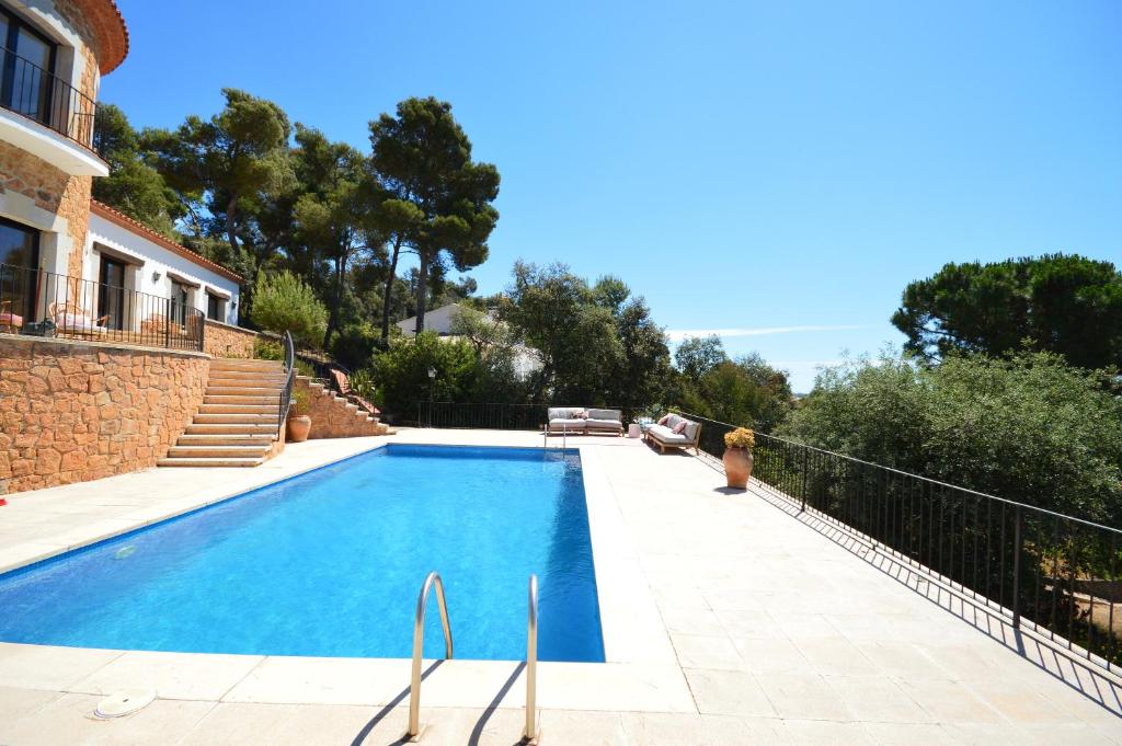 巴利-略夫雷加Villa Torre Cal Sada的房屋前的游泳池