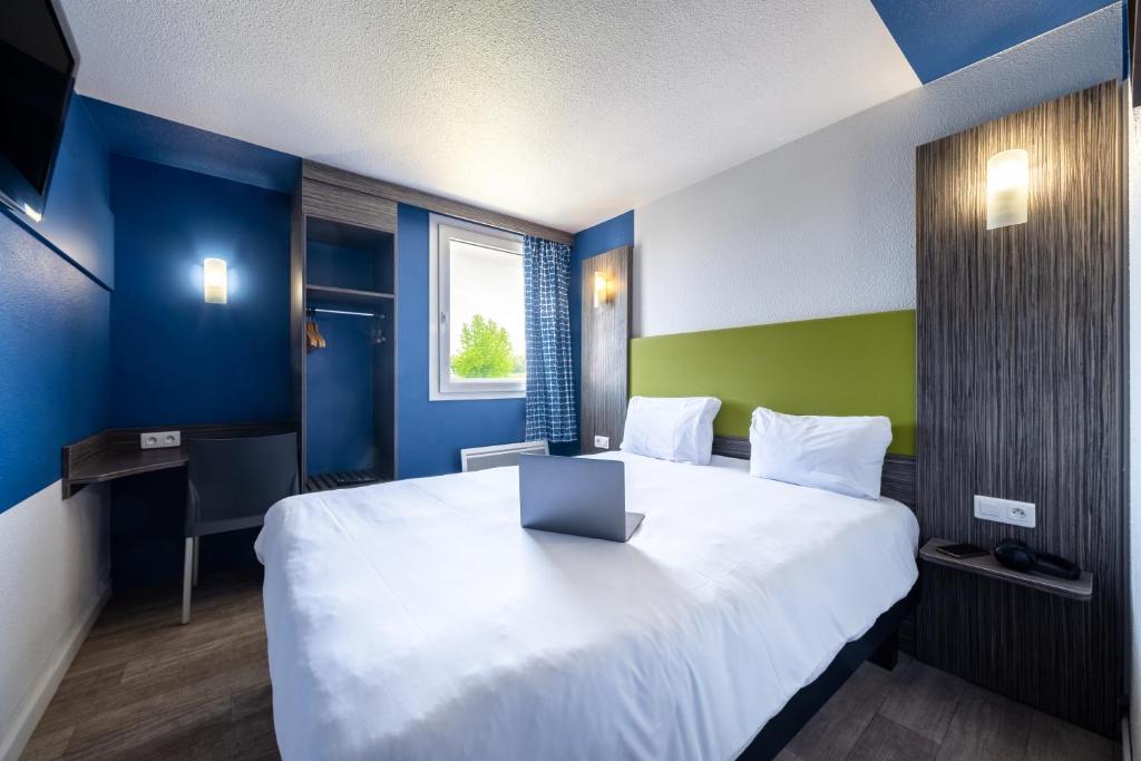 沙特尔greet Chartres Est的一间设有大床和窗户的酒店客房