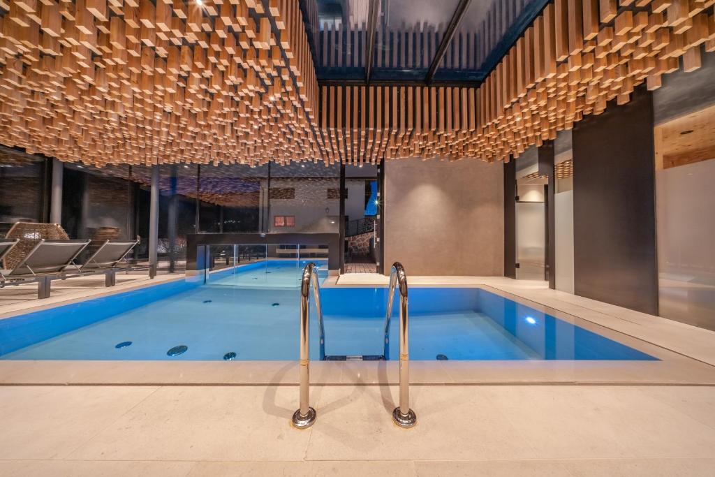 奥蒂塞伊Gran Tubla的一座带天花板的大型游泳池