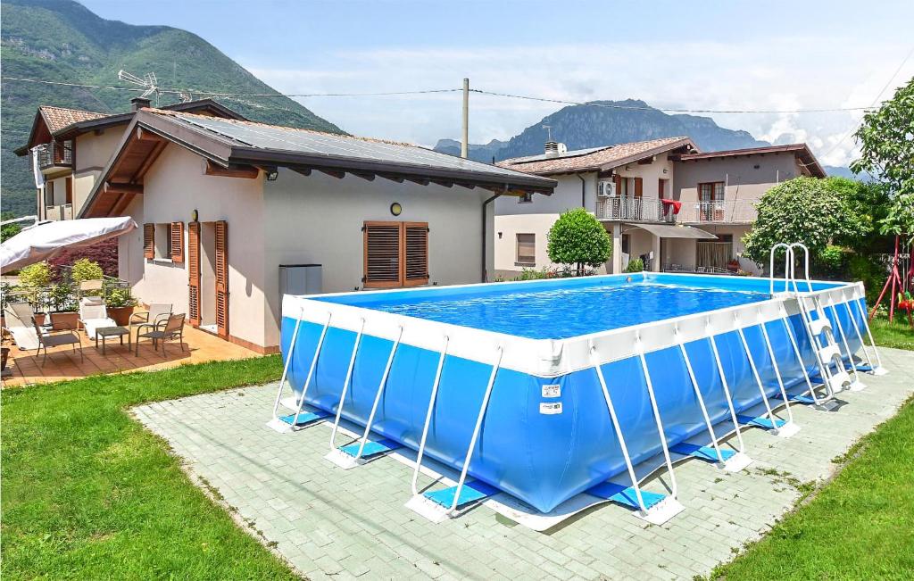 ArtogneLa Gallina的房屋前的蓝色和白色游泳池
