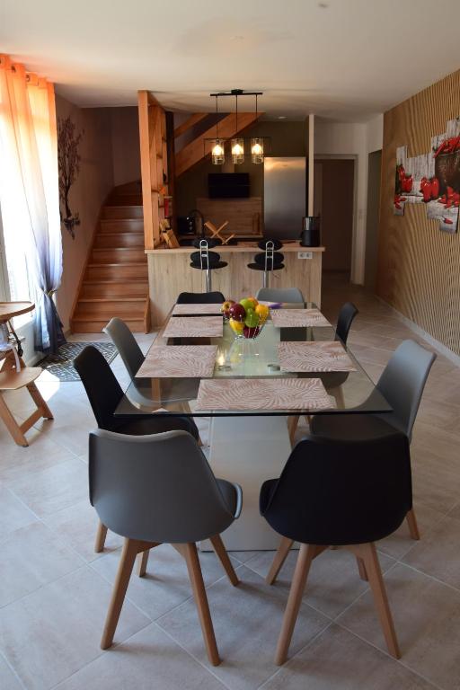 Saint-Père-sur-Loireô temps de l'escapade的一间带桌椅的用餐室