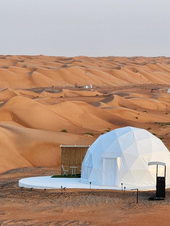 Al WāşilBubbles Domes Private Cmp的沙漠中的一个帐篷