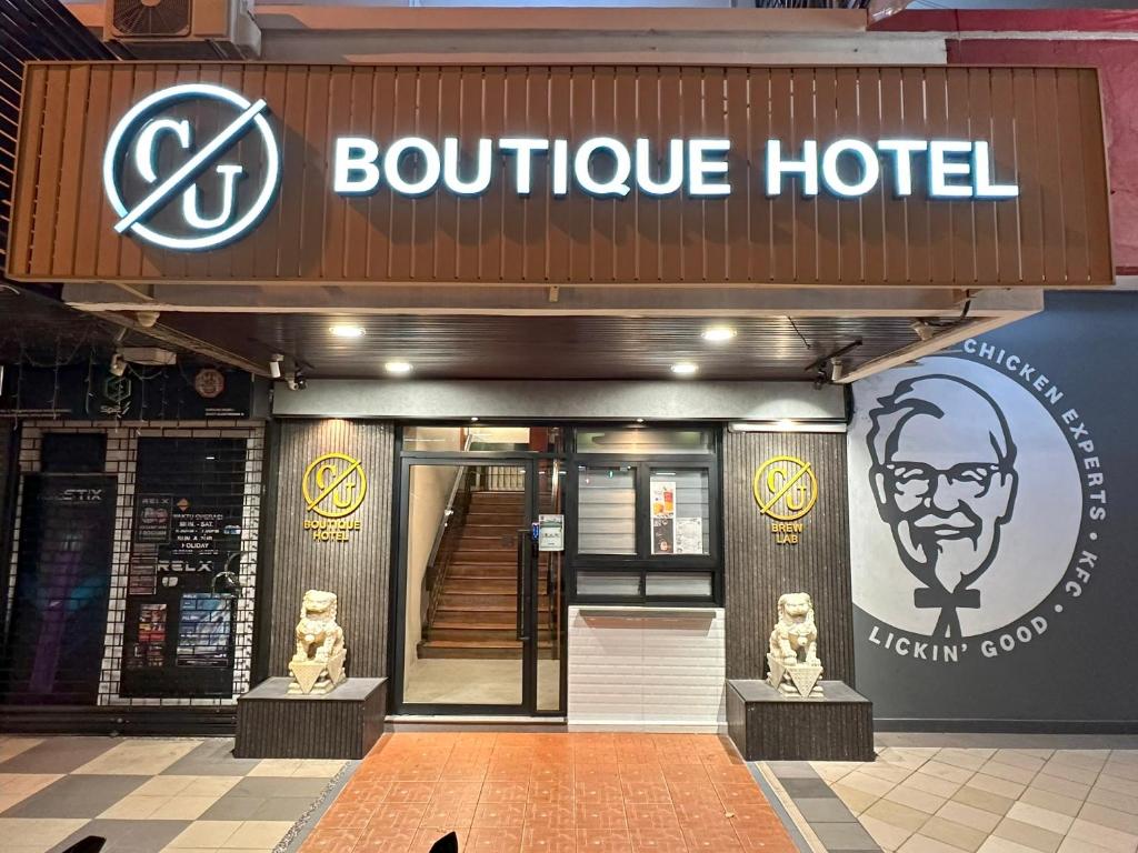 哥打京那巴鲁CU Boutique Hotel的前方有雕像的精品酒店