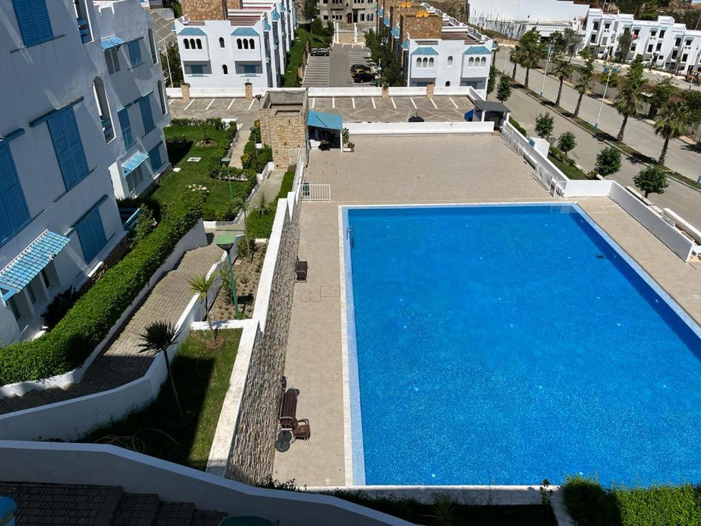 米迪克Appartement résidence lilia al jabal M'diq的享有大型蓝色游泳池的顶部景致