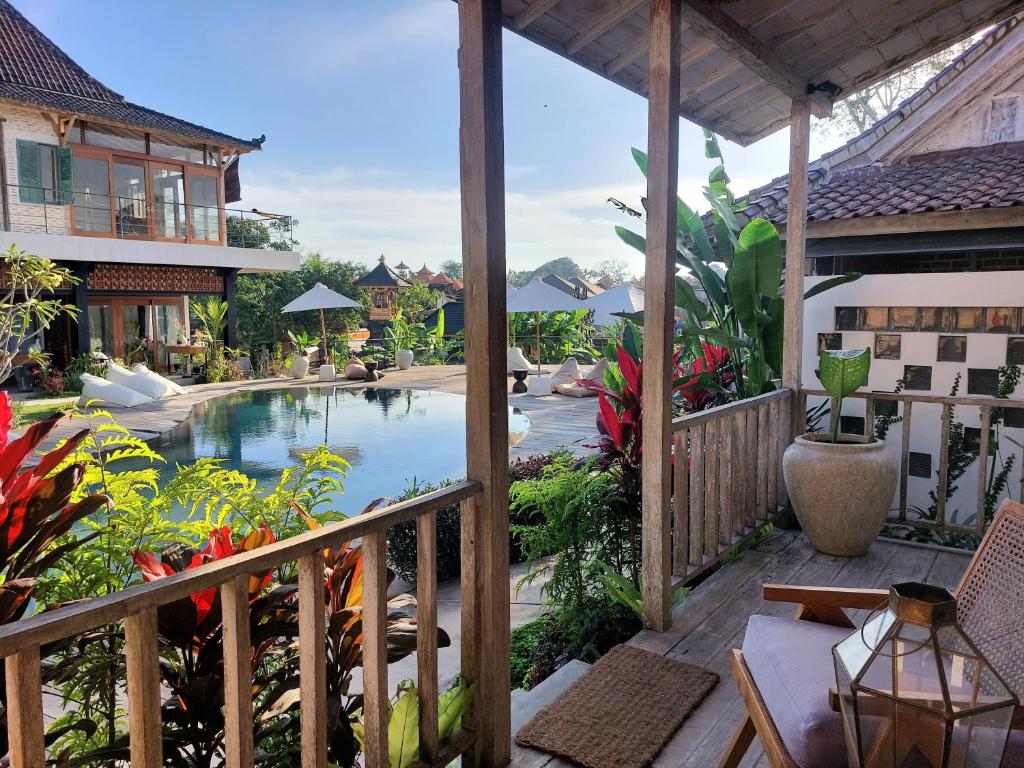 DalungSpaces Bali的从房子的阳台上可欣赏到游泳池的景色