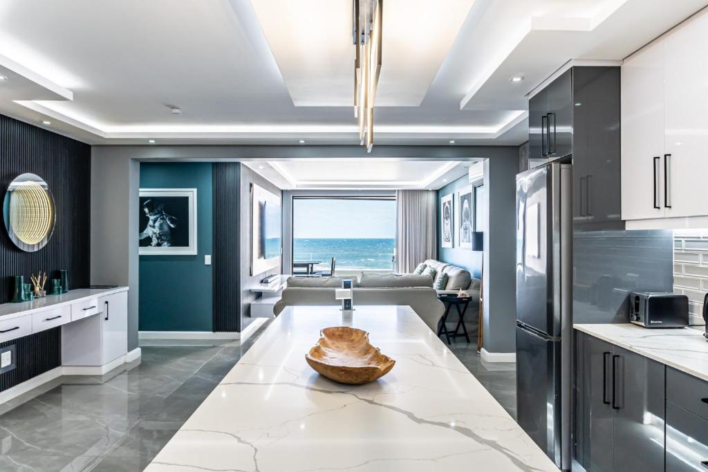 巴利托Luxurious 3 bedroom beach front apartment的厨房和客厅,享有海景
