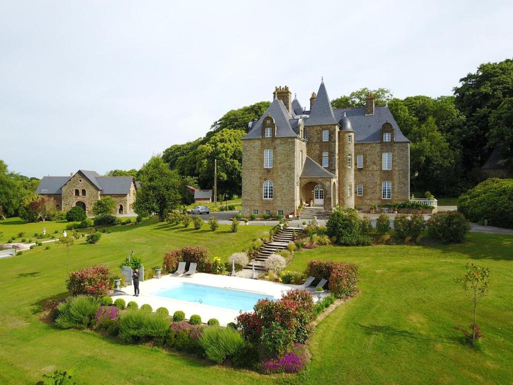 Fleurigné蒙特布劳而特庄园酒店的一座大房子,前面设有一个游泳池
