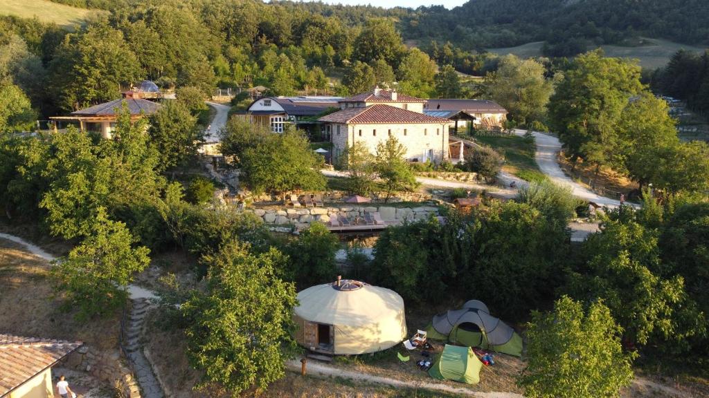 巴尼奥迪罗马涅Agriturismo Biologico Autosufficienza的享有带圆顶和帐篷的房屋的空中景致