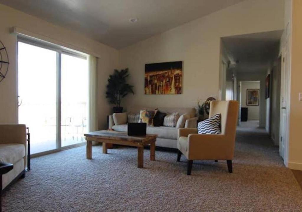 摩押Moab Oasis的客厅配有沙发和桌椅