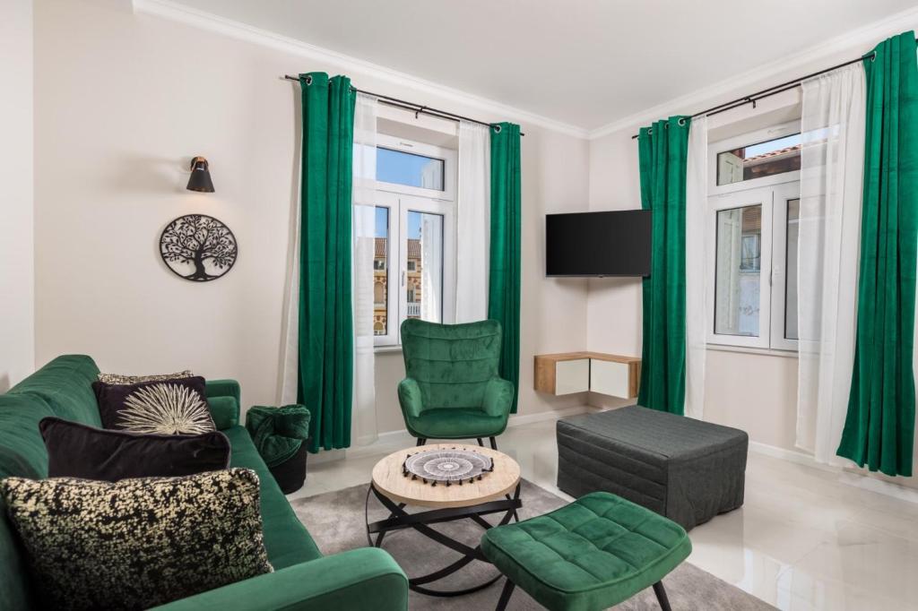 洛夫兰Deluxe Kvarner 2的客厅配有绿色家具和绿色窗帘