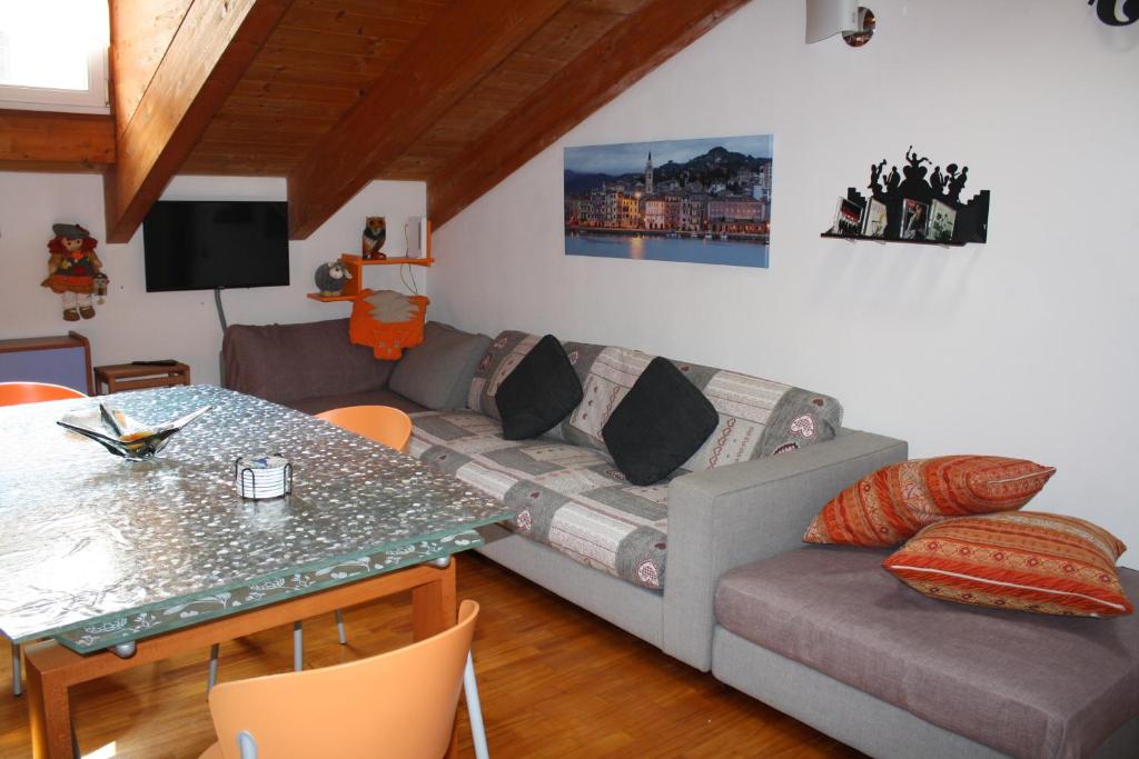 因佩里亚La Bici Bianca的客厅配有沙发和桌子