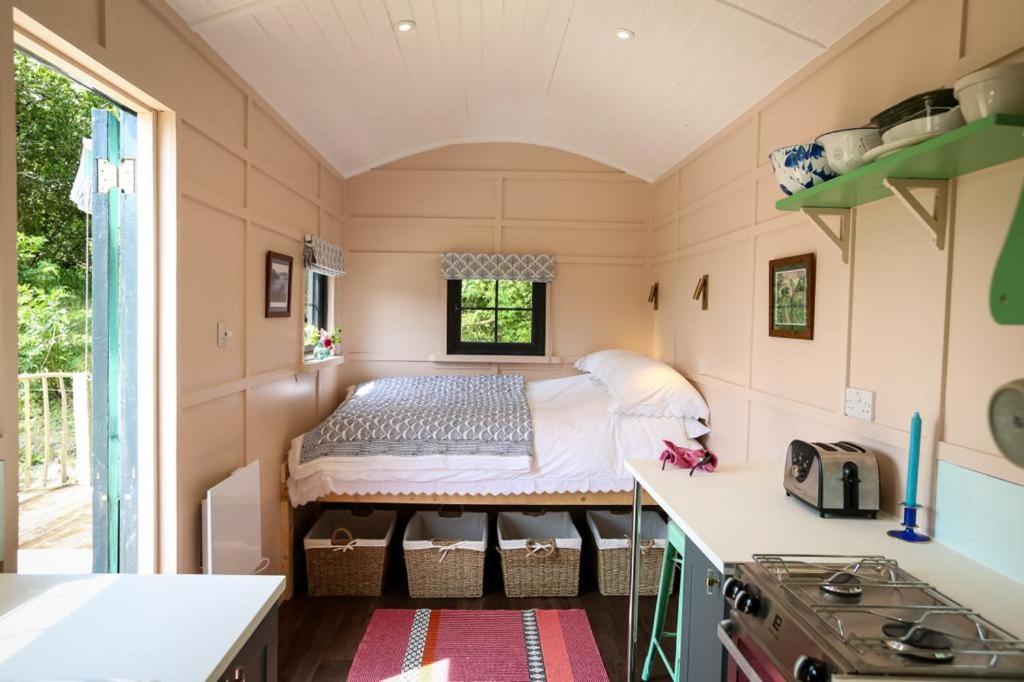 Long BredyLapin Cottage的一个小房子里的一个小厨房,配有床
